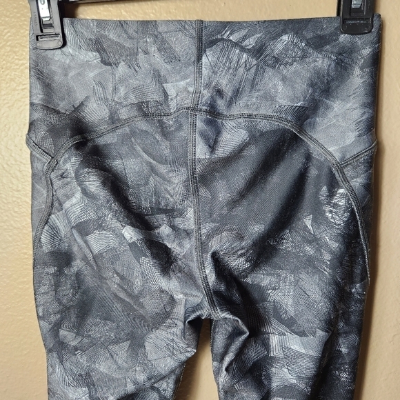 Under Armour Compression Heatgear Gray Abstract Cropped Leggings- Size S - Picture 5 of 8